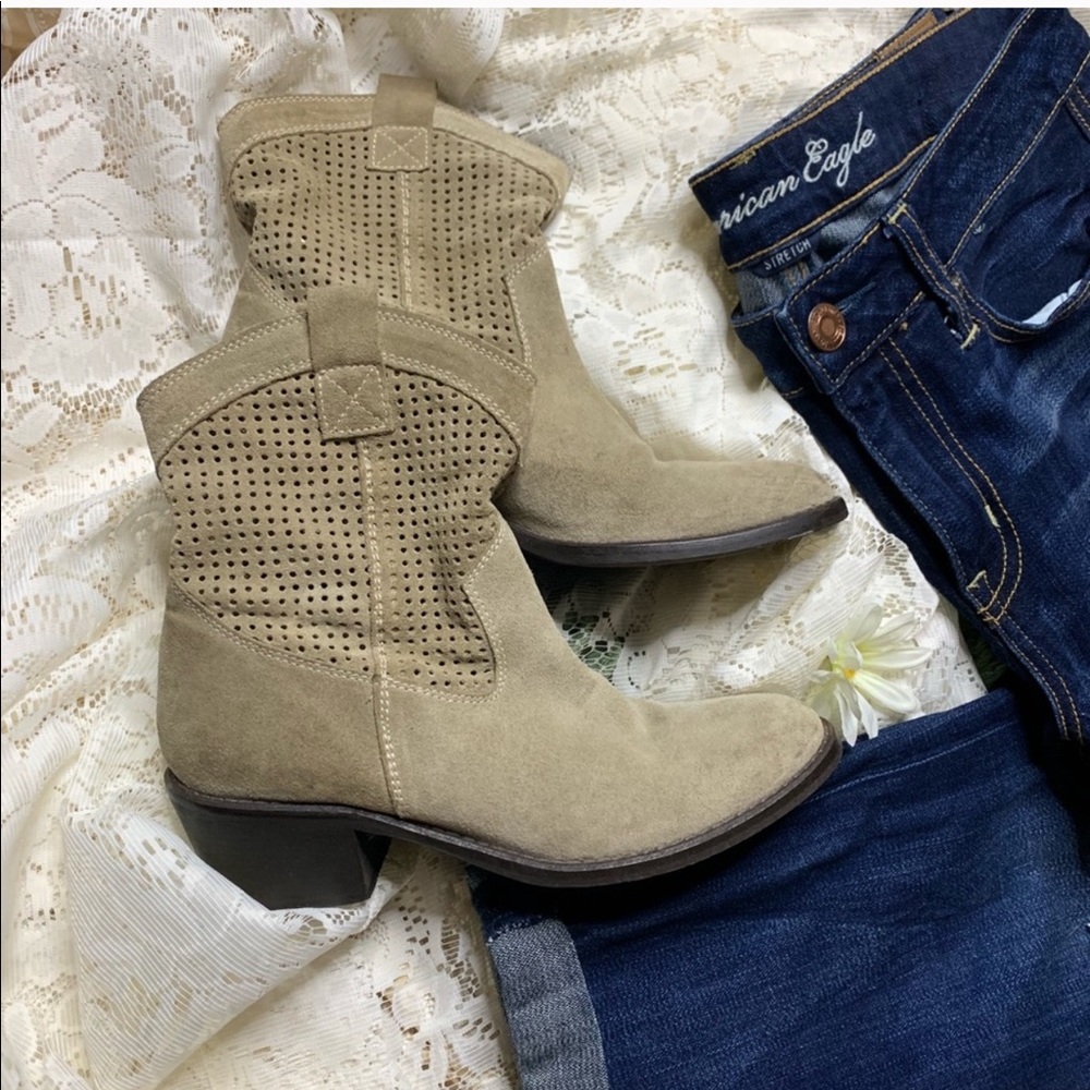 Italian Soft suede bootie like new